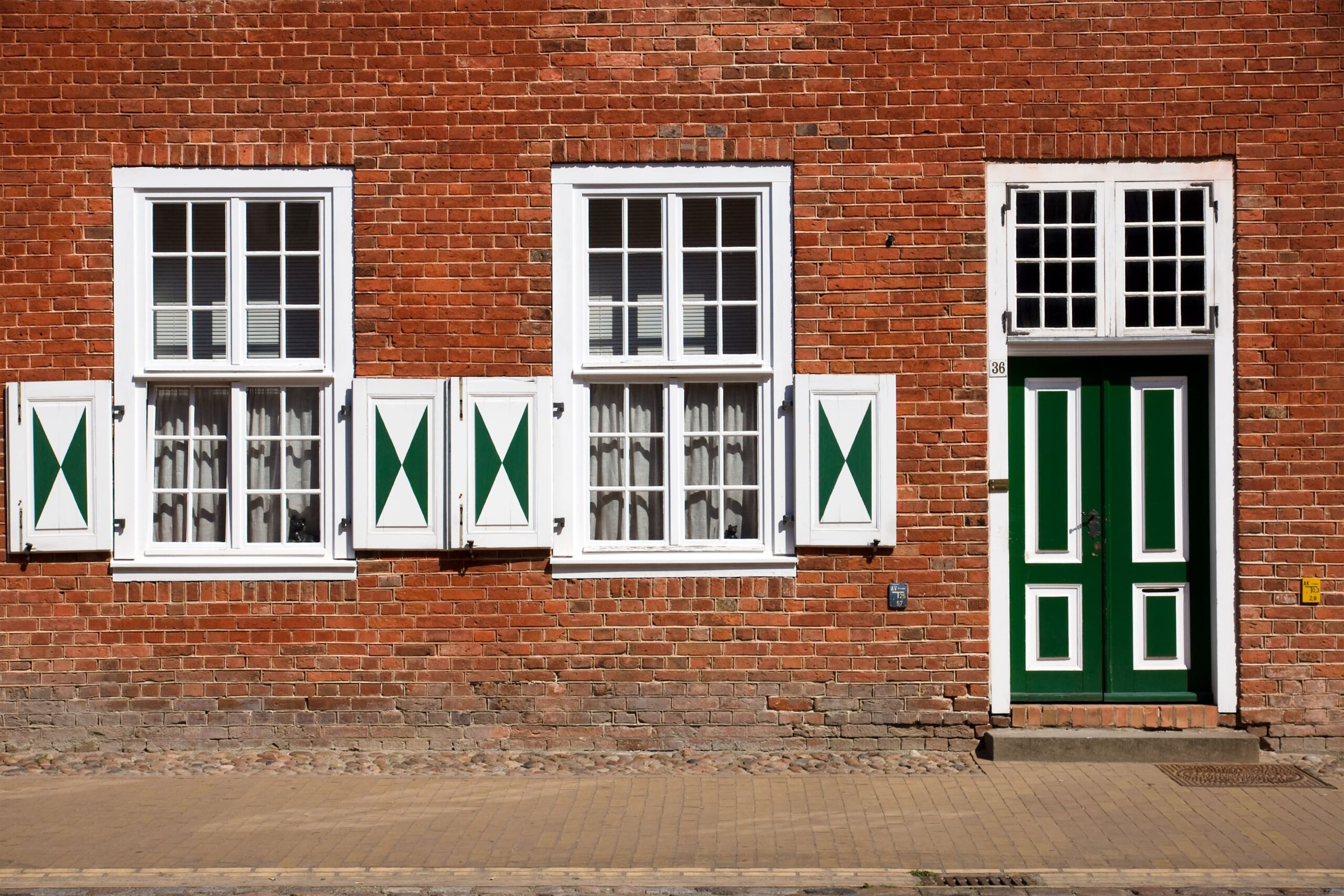 Fassade im holländisches Viertel in Potsdam mit grümn weißen Fenster und Türen